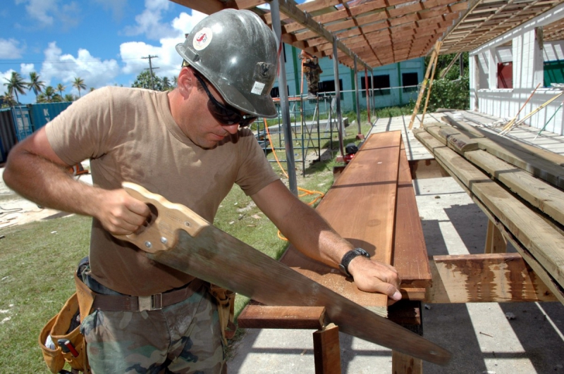 menuisier-BIOT-min_worker_construction_building_carpenter_male_job_build_helmet-893290